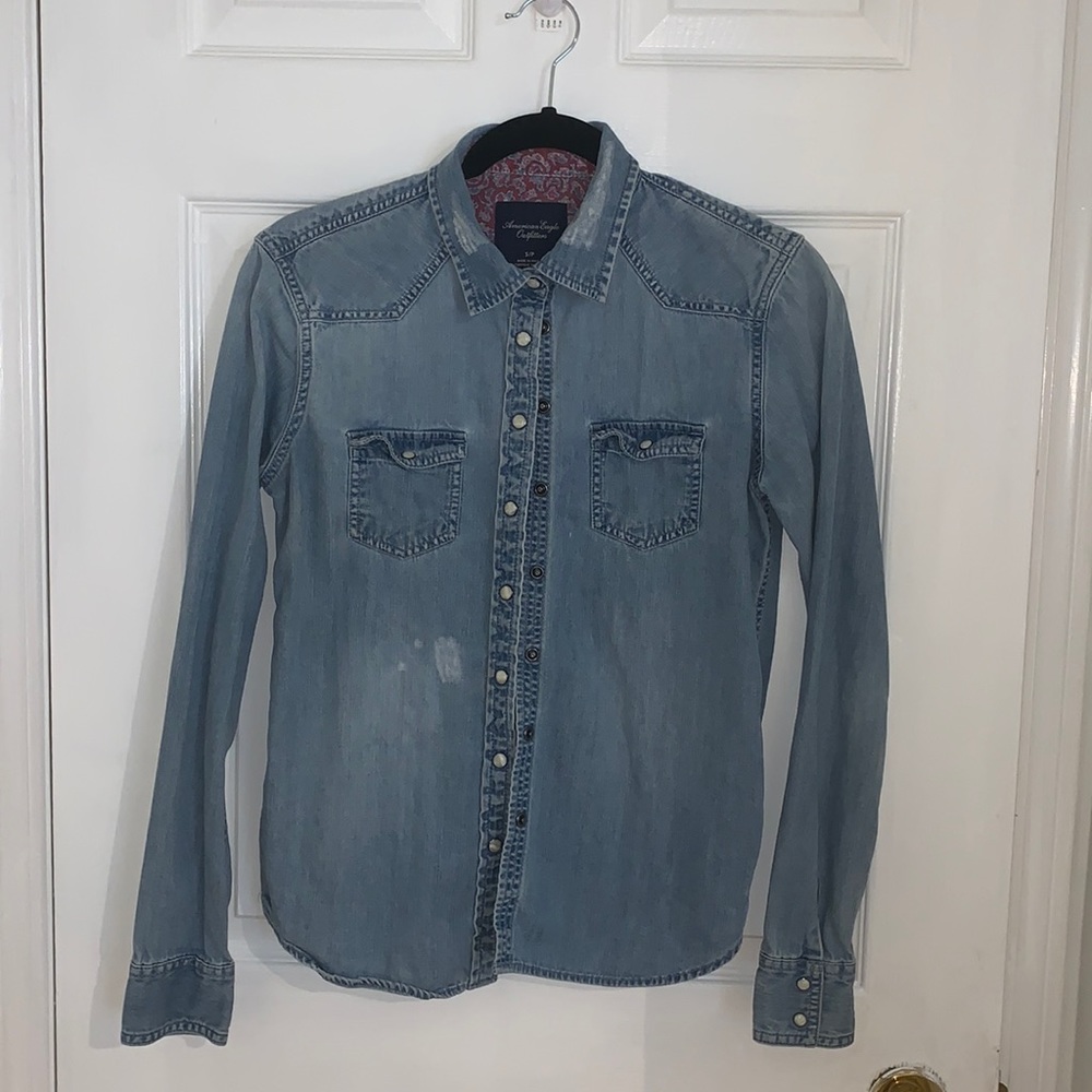American Eagle denim shirt. Size small. Amazing condition. Very lightly worn.